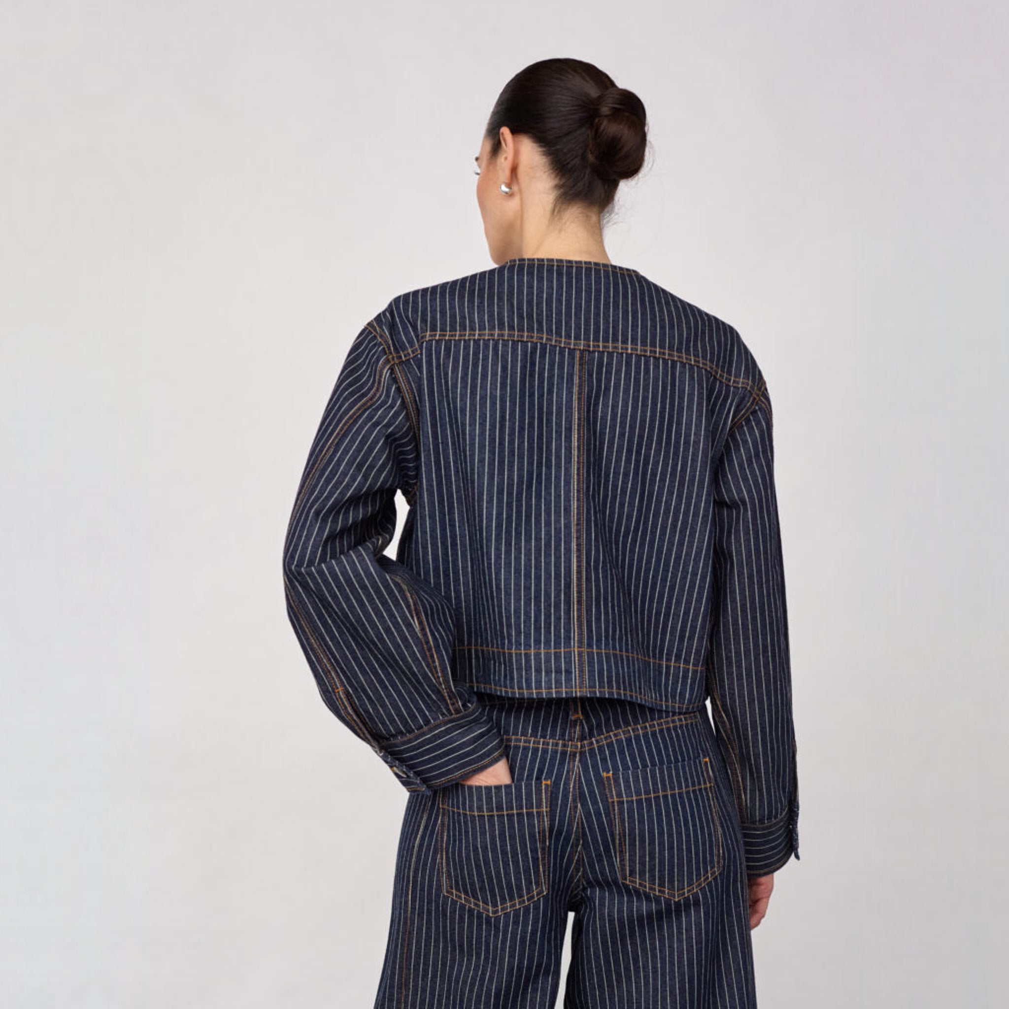 Model i blå stribet jakke fra Co'Couture set bagfra med kort snit