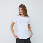 Model i hvid t-shirt med C'CO-logo af sten og rund hals, set forfra