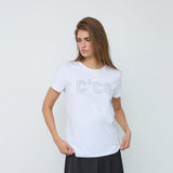 Model i hvid t-shirt med C'CO-logo af sten og rund hals, set forfra