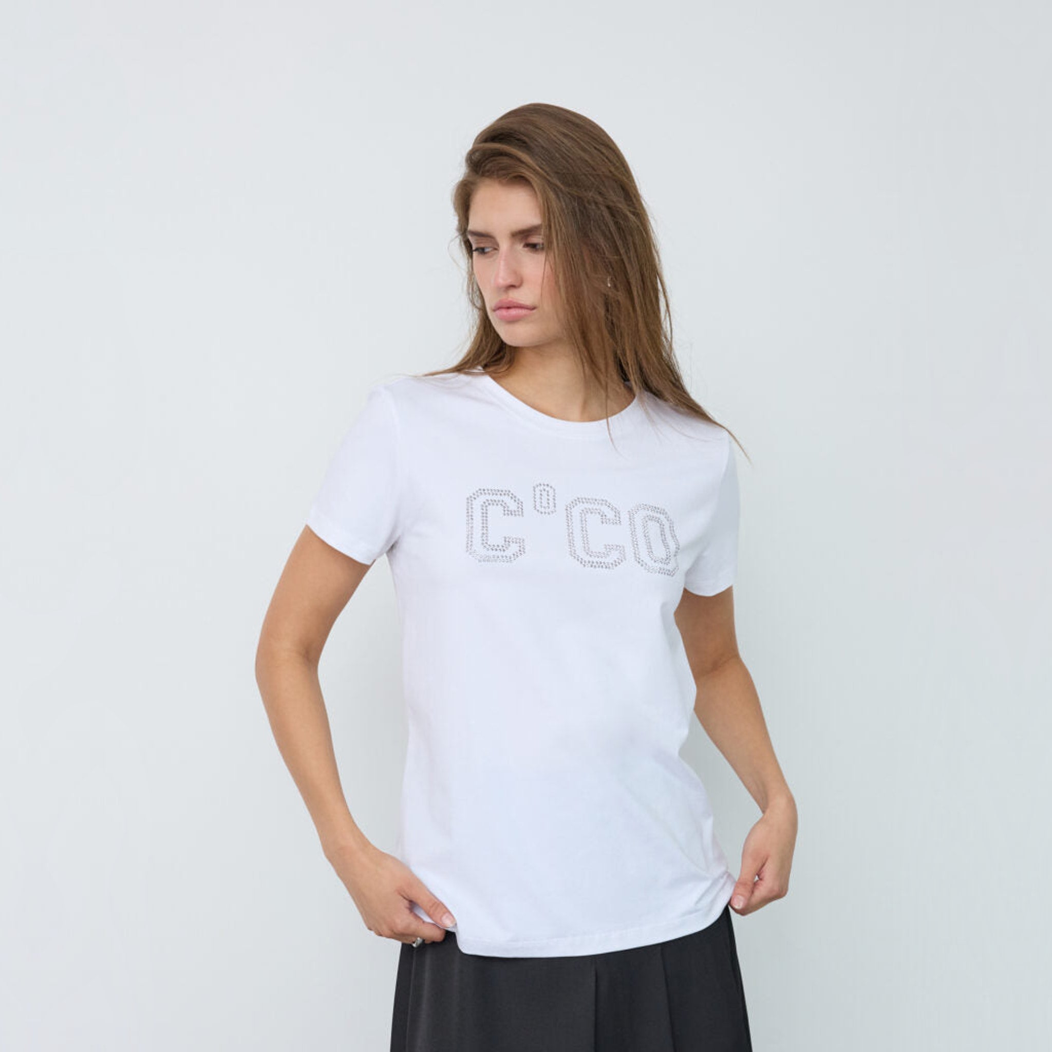 Model i hvid t-shirt med C'CO-logo af sten og rund hals, set forfra