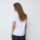 Model i hvid t-shirt med korte ærmer, set bagfra