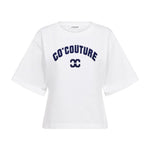Hvid t-shirt fra Co'Couture med navy logo foran, set forfra