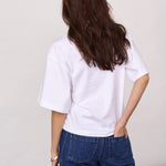 Model i hvid Co'Couture t-shirt set bagfra med løst snit