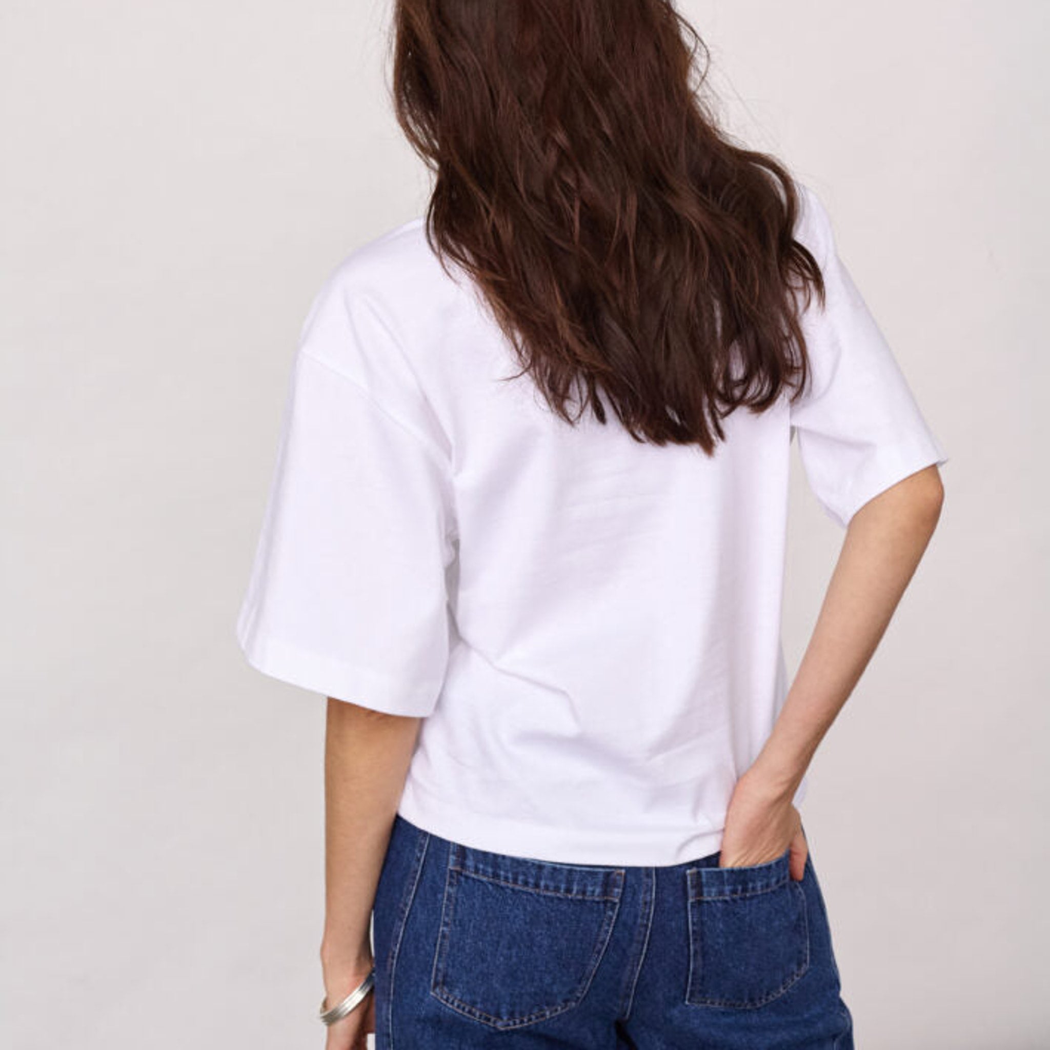Model i hvid Co'Couture t-shirt set bagfra med løst snit