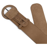 Beige bælte set bagfra med glat bagside, spændets bagside og strop