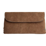 Brun taske i ruskind fra Depeche i farven Dark Mud set forfra med flap og lille rundt logo