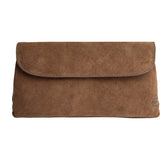 Brun taske i ruskind fra Depeche i farven Dark Mud set forfra med flap og lille rundt logo