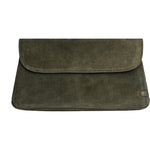 Grøn Bilbao Clutch taske i ruskind fra Depeche set forfra med flap og lille rundt logo