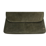 Grøn Bilbao Clutch taske i ruskind fra Depeche set forfra med flap og lille rundt logo