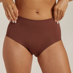 Brun highwaist maxi trusse i Velvet Chocolate fra Femifemme set forfra på model