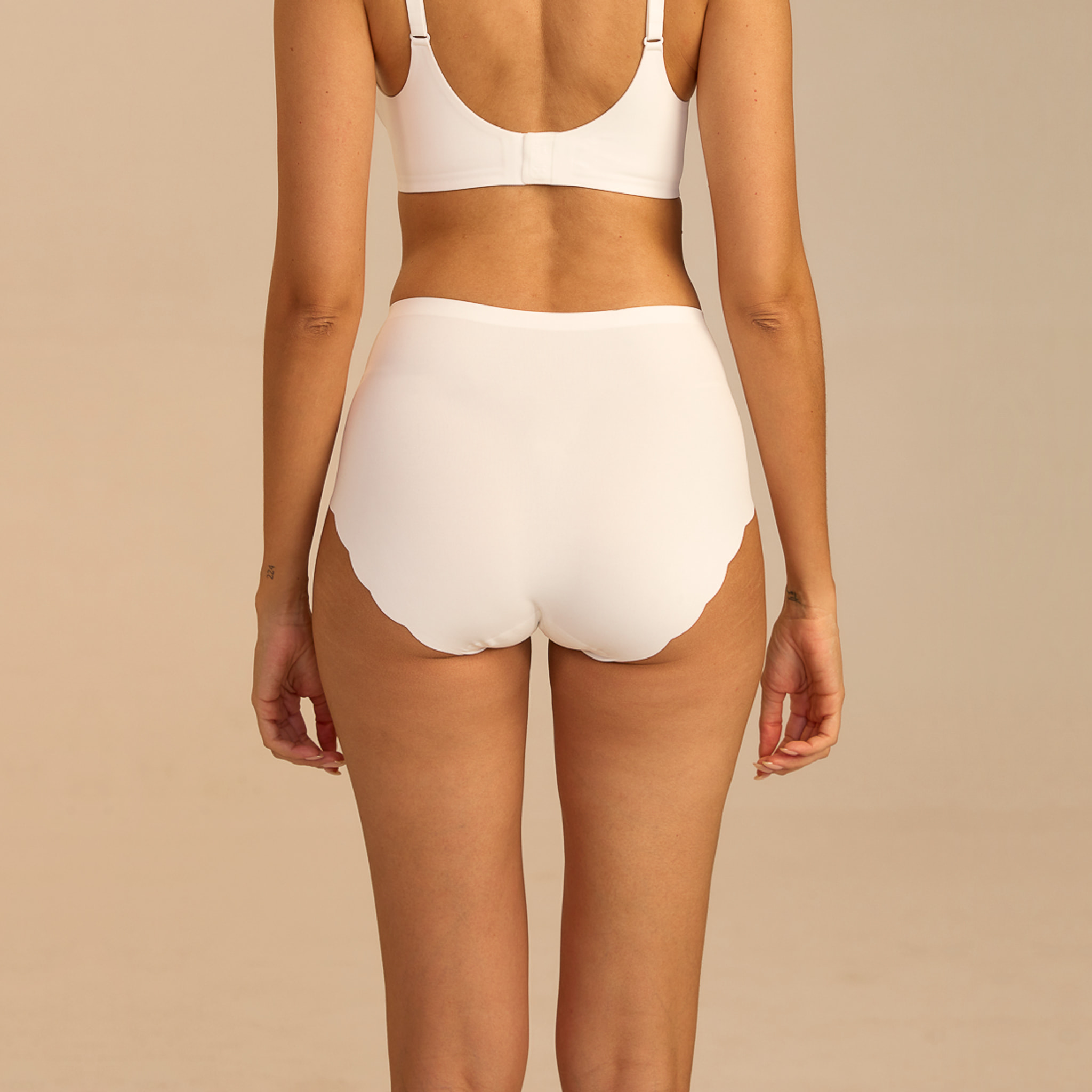 Hvid highwaist maxi trusse set bagfra med fuld dækning og bølget kant ved benene