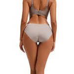 Brune trusser Tai i Soft Mocha set bagfra med bølget kant ved benene