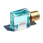 Pacific Rock Moss parfume 50 ml liggende på siden med etiketten vendt opad og låget med træstruktur