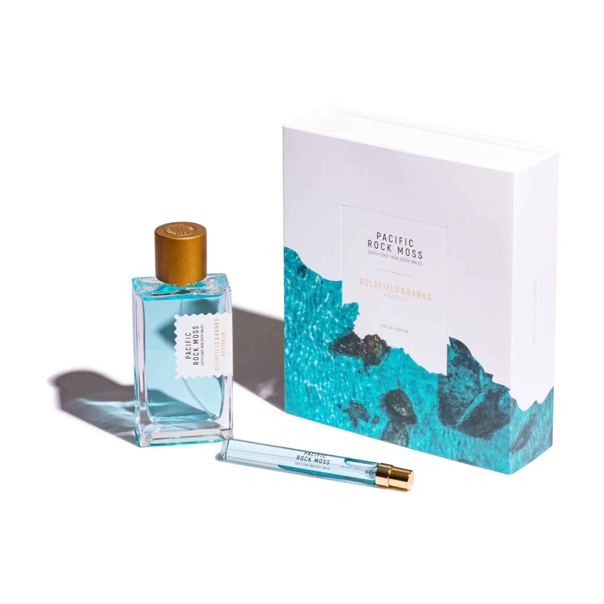Pacific Rock Moss parfume i lyseblå 100 ml flaske med guldlåg, 10 ml rejsespray og hvid gaveæske med turkis havmotiv
