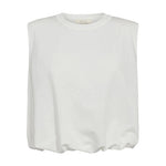 Hvid Anisa bluse fra Gossia i Offwhite med rund hals, markerede skuldre og puffet kant forneden set forfra