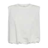 Hvid Anisa bluse fra Gossia i Offwhite med rund hals, markerede skuldre og puffet kant forneden set forfra