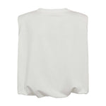 Hvid Anisa bluse fra Gossia i Offwhite set bagfra med samlet, puffet kant forneden