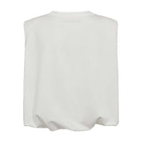 Hvid Anisa bluse fra Gossia i Offwhite set bagfra med samlet, puffet kant forneden