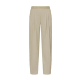 Beige bukser Atalie Pants i Light Camel set forfra med læg og ben, der smalner af