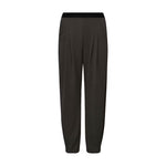 Brune bukser Atalie Pants i Coffee fra Gossia set forfra med sort linning og læg foran