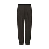 Brune bukser Atalie Pants i Coffee fra Gossia set forfra med sort linning og læg foran