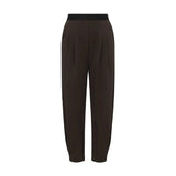 Brune bukser Atalie Pants i Chocolate fra Gossia forfra med sort linning og læg foran