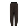 Brune bukser Atalie Pants i Chocolate fra Gossia forfra med sort linning og læg foran