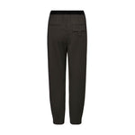 Brune bukser Atalie Pants i Coffee set bagfra med lomme og lomme med klap og strop
