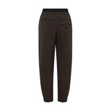 Brune bukser Atalie Pants i Chocolate set bagfra med elastik i linningen og lomme med klap og strop