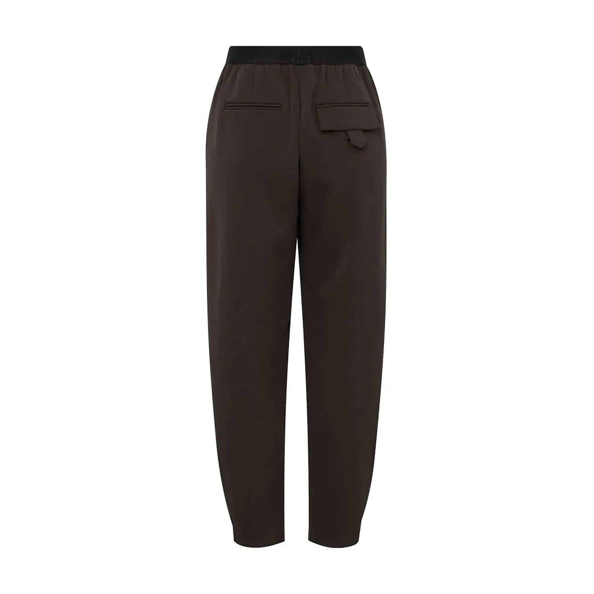 Brune bukser Atalie Pants i Chocolate set bagfra med elastik i linningen og lomme med klap og strop