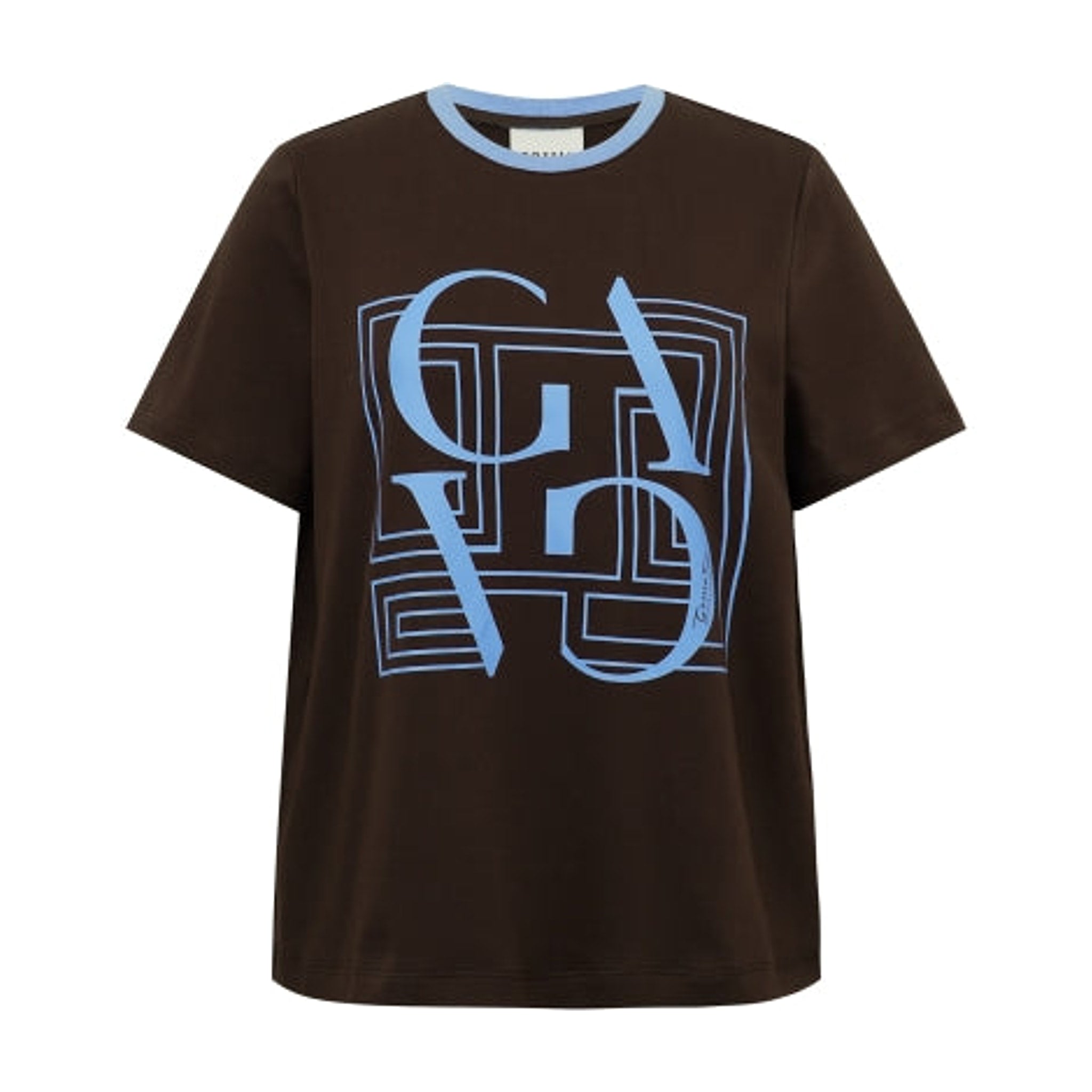 Brun t-shirt fra Gossia med stort blåt bogstavprint og lyseblå kant ved halsen, set forfra