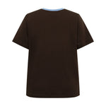 Brun t-shirt med korte ærmer og lyseblå halskant, set bagfra uden print