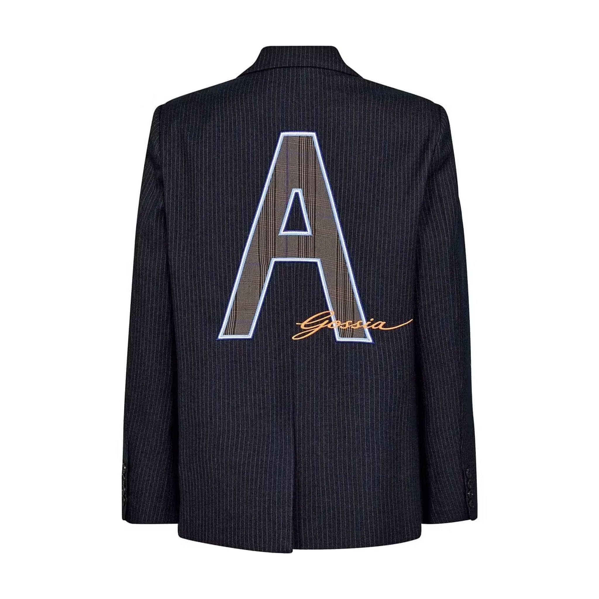 Navy blazer med nålestriber set bagfra med stort ternet A-motiv og orange Gossia-skrift på ryggen