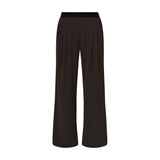 Brune wide leg bukser Cloe Atalie Pant i Chocolate set forfra med læg foran og sort elastisk linning