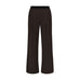Brune wide leg bukser Cloe Atalie Pant i Chocolate set forfra med læg foran og sort elastisk linning