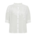 Hvid bluse Ellie Blouse fra Gossia forfra med flæsekrave, knapper foran og blomsterdetaljer over brystet
