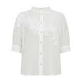 Hvid bluse Ellie Blouse fra Gossia forfra med flæsekrave, knapper foran og blomsterdetaljer over brystet
