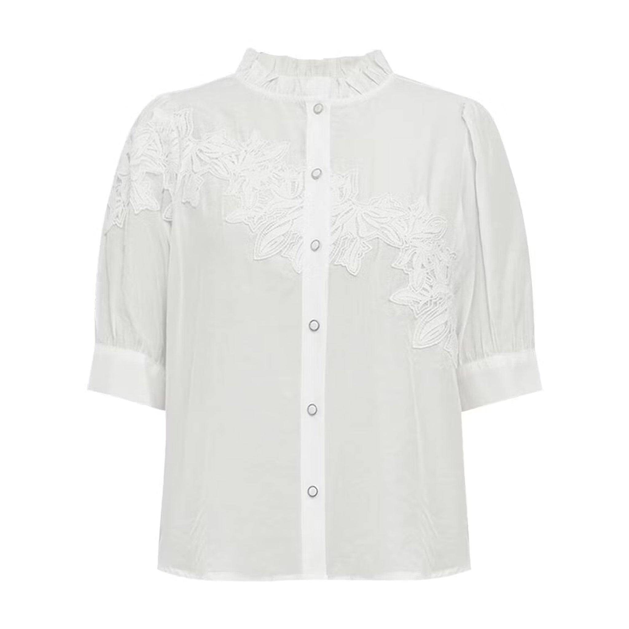 Hvid bluse Ellie Blouse fra Gossia forfra med flæsekrave, knapper foran og blomsterdetaljer over brystet