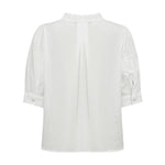 Hvid bluse Ellie Blouse fra Gossia bagfra med læg midt i ryggen, manchetter med knap og blomster på ærmet