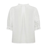 Hvid bluse Ellie Blouse fra Gossia bagfra med læg midt i ryggen, manchetter med knap og blomster på ærmet