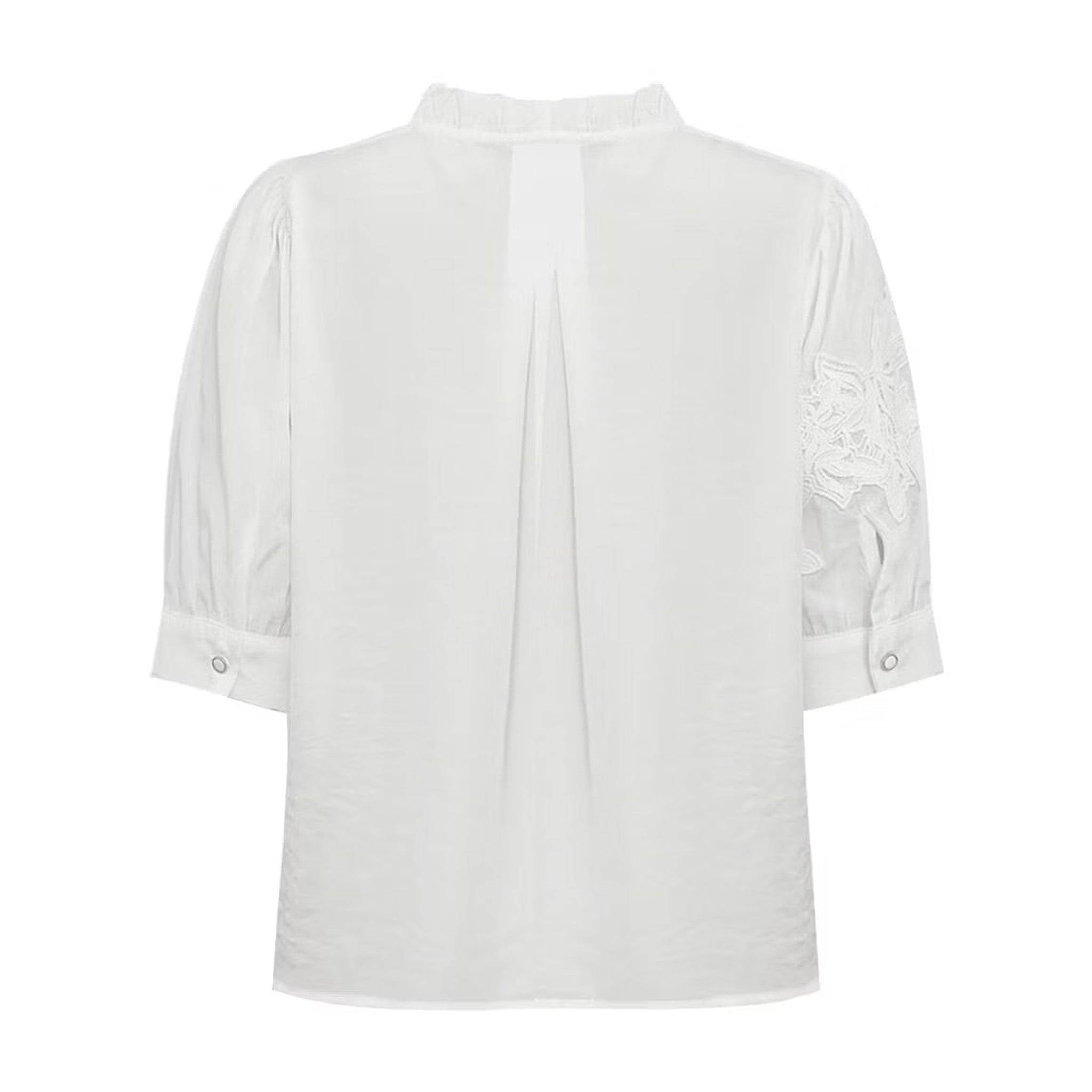 Hvid bluse Ellie Blouse fra Gossia bagfra med læg midt i ryggen, manchetter med knap og blomster på ærmet