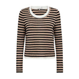 Beige og sort stribet bluse fra Gossia med lange ærmer, hvid kant ved halsen og logo på brystet, set forfra