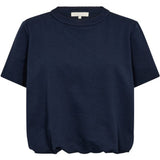 Mørkeblå Karoline t-shirt fra Gossia forfra med rund hals, korte ærmer og samlet kant forneden