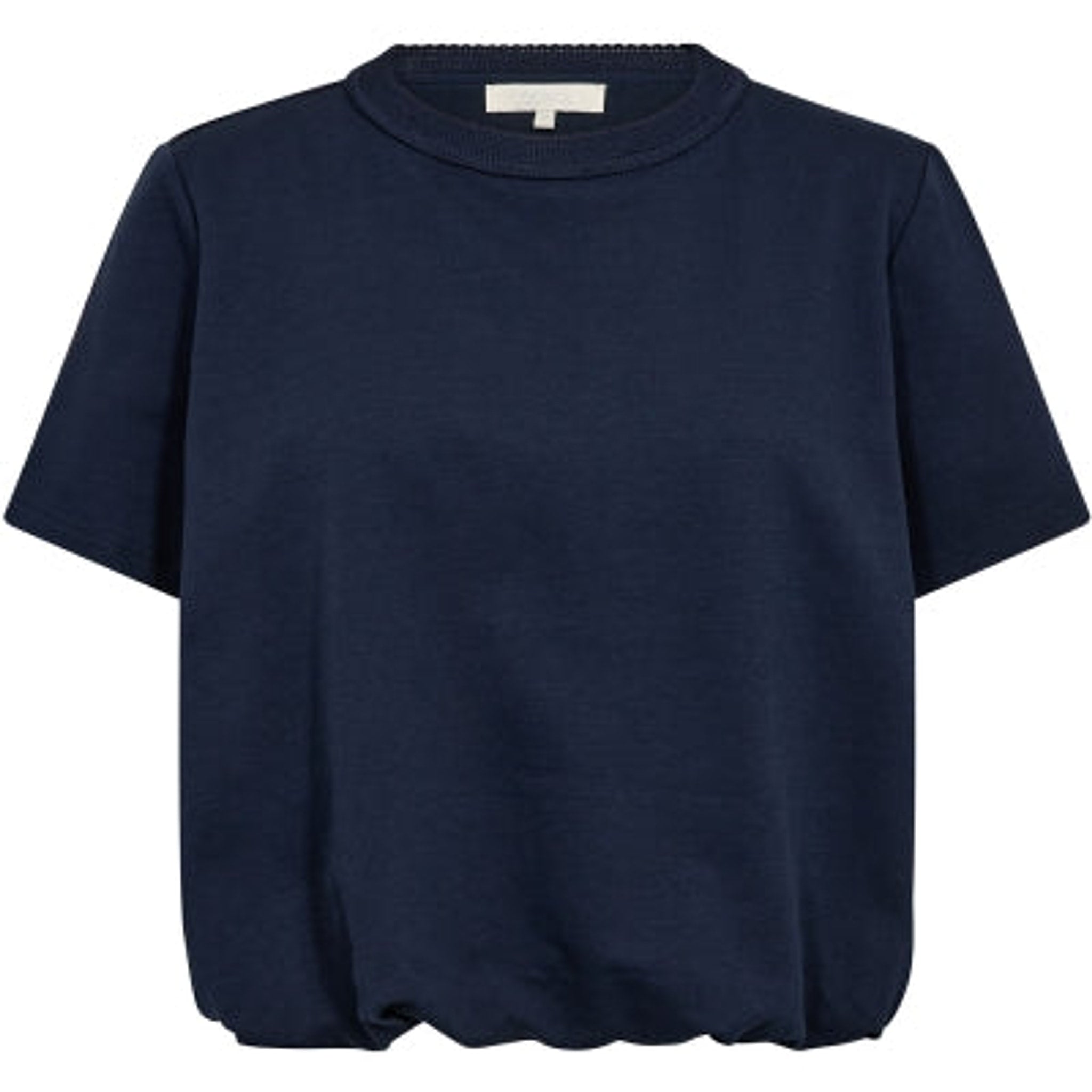 Mørkeblå Karoline t-shirt fra Gossia forfra med rund hals, korte ærmer og samlet kant forneden