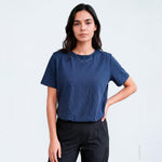 Model i mørkeblå Karoline t-shirt fra Gossia med korte ærmer, stylet med sorte bukser
