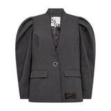 Grå Liann blazer fra Gossia forfra med puffede ærmer, V-hals, én knap og klaplommer