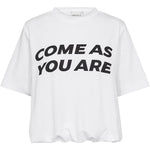 Hvid t-shirt fra Gossia med sort COME AS YOU ARE-print og samlet kant forneden, set forfra