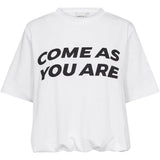 Hvid t-shirt fra Gossia med sort COME AS YOU ARE-print og samlet kant forneden, set forfra