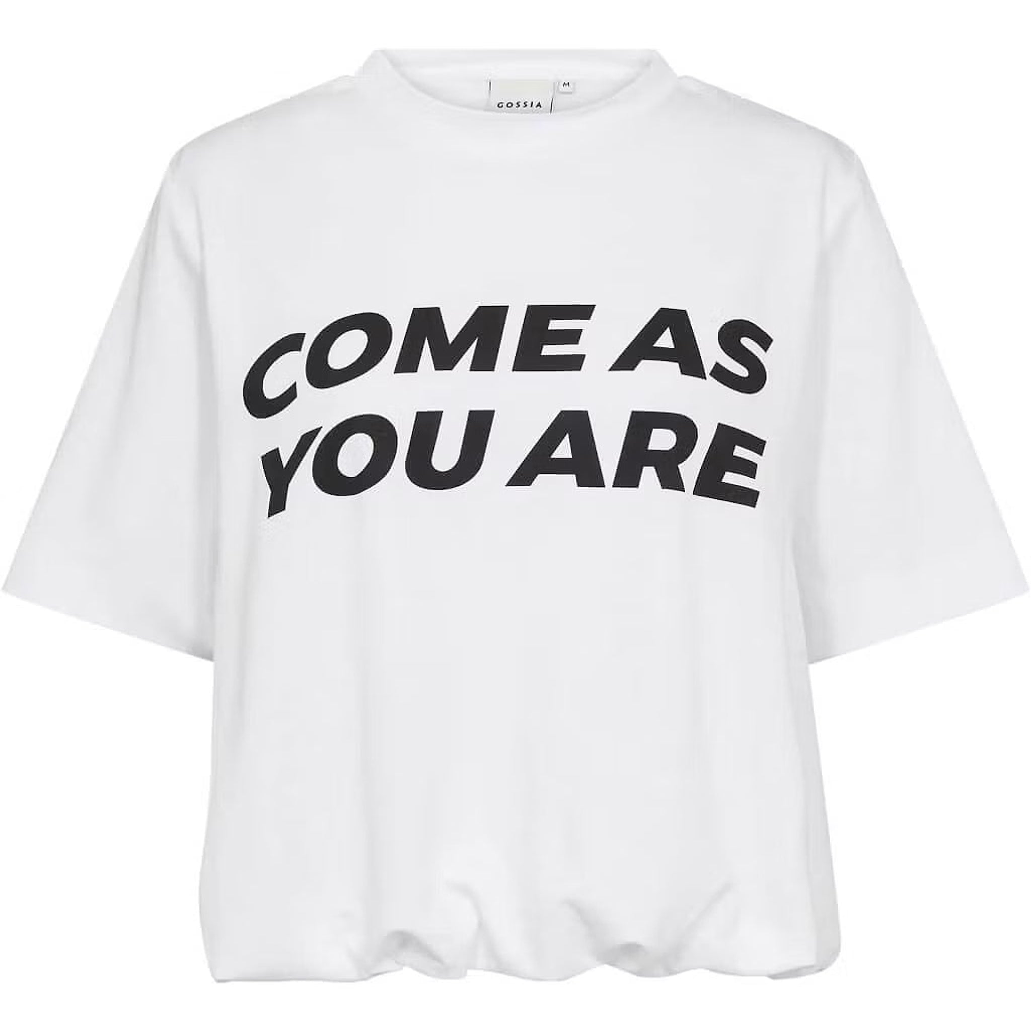 Hvid t-shirt fra Gossia med sort COME AS YOU ARE-print og samlet kant forneden, set forfra