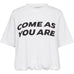 Hvid t-shirt fra Gossia med sort COME AS YOU ARE-print og samlet kant forneden, set forfra